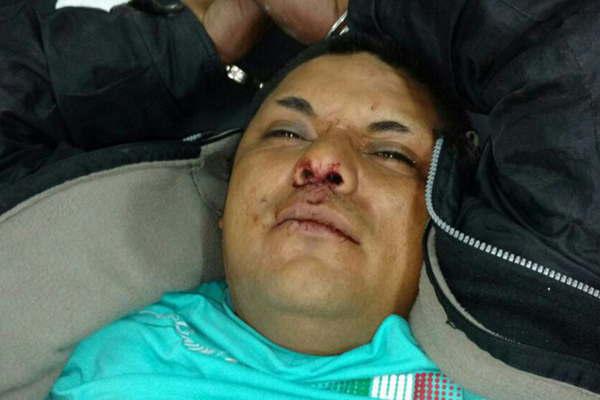 Muchachos la bronca no es con ustedes habriacutea dicho Monito al verse rodeado por los cuatro policiacuteas