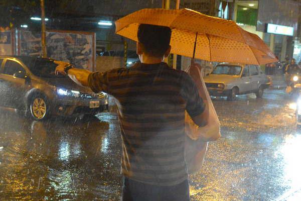 Emiten alerta por fuertes tormentas para el centro y este provincial