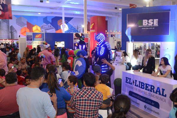 El stand del Banco Santiago del Estero recibioacute a cientos de visitantes y realizoacute importantes sorteos entre los presentes
