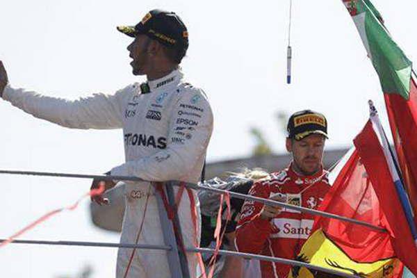 Lewis Hamilton ganoacute y es nuevo liacuteder 