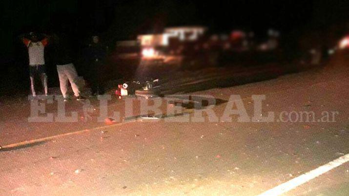 Joven motociclista se estrelloacute contra una columna y fallecioacute en el acto