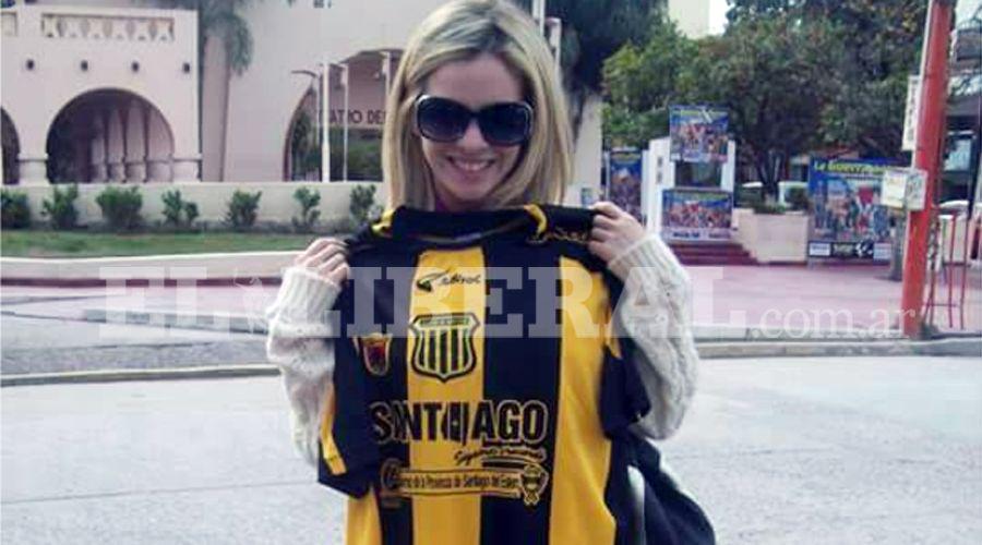 Alejandra Maglietti posoacute con la camiseta de Mitre