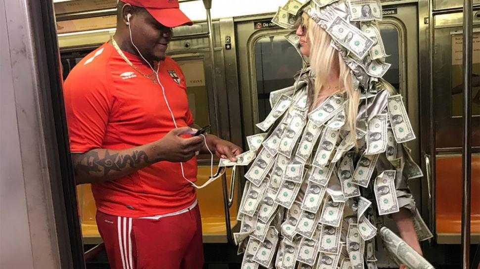 Vicky Xipolitakis repartioacute doacutelares en Nueva York