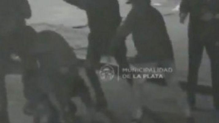 VIDEO Patota atacó ferozmente a pareja gay