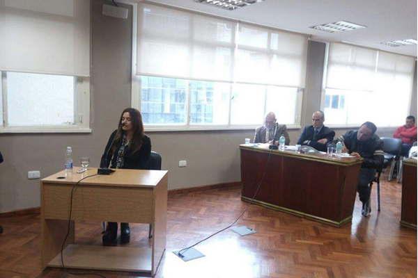 Juzgan a enfermero acusado de disparar dos veces a su ex en la calle