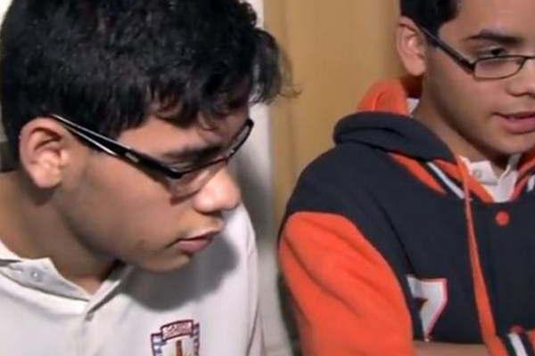 Mellizos con Asperger ejemplo de superacioacuten en Santiago