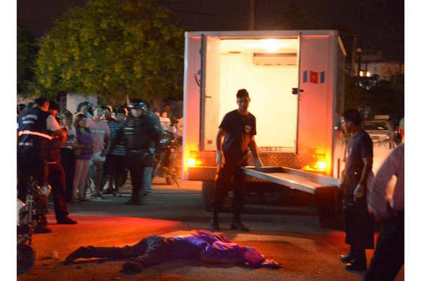 Perdioacute el control de su moto se estrelloacute contra un poste y fallecioacute 