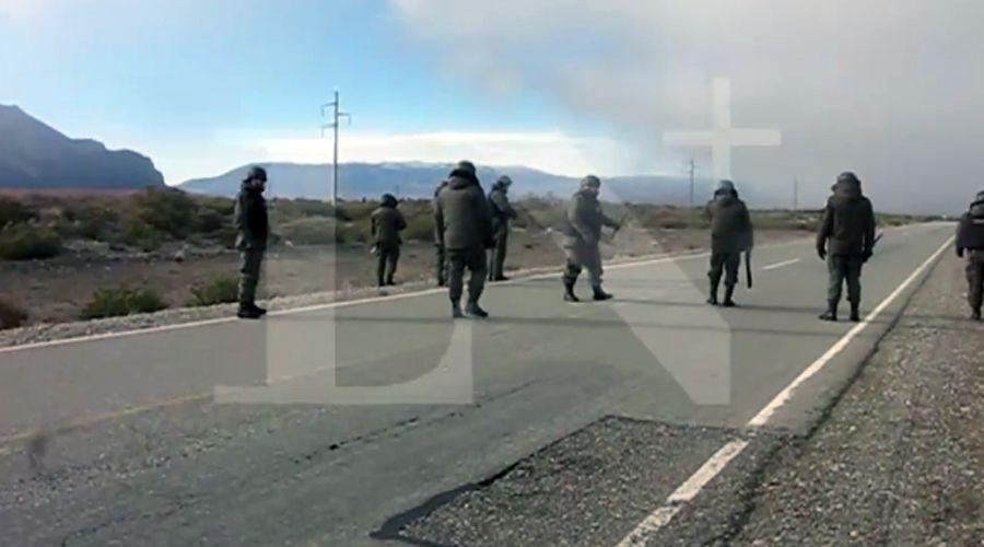 VIDEO  Imaacutegenes del operativo de Gendarmeriacutea en el predio ocupado por mapuches