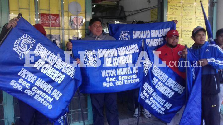 Empleados de comercio protestan por el cierre de un conocido supermercado