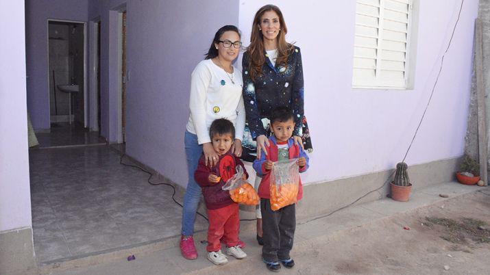 La gobernadora inauguroacute viviendas en Capital y La Banda