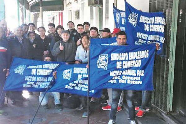 Un grupo de empleados de comercio protestoacute por el  cierre de un supermercado