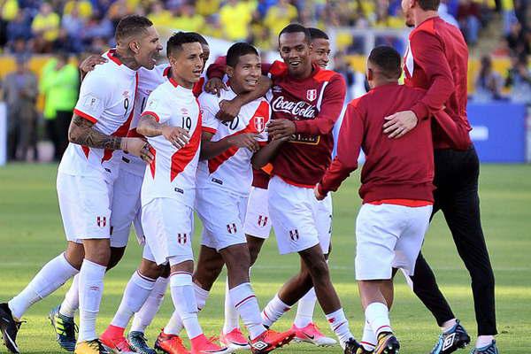 Peruacute sorprendioacute a Ecuador y suentildea  a lo grande con volver a un Mundial 