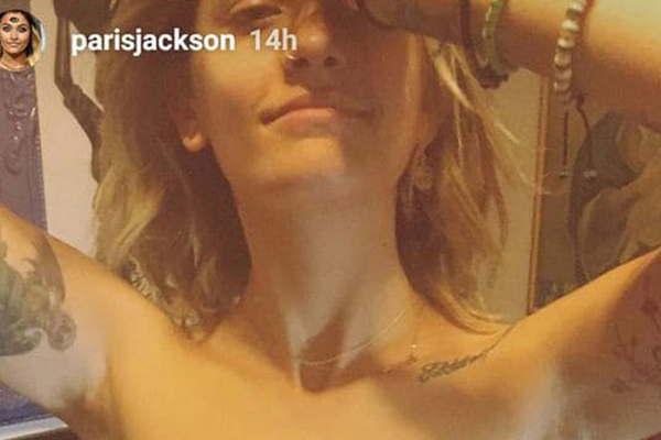 El topless de Paris Jackson para mostrar su nuevo tatuaje 