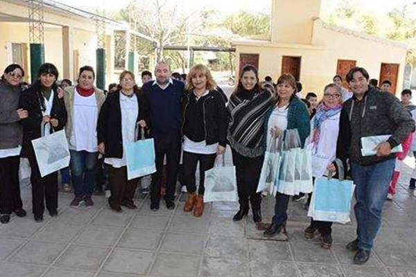 Mirolo y Morales entregaron uacutetiles escolares