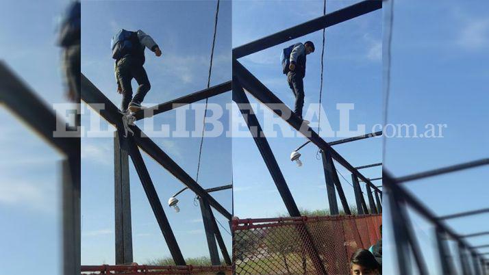Preocupacioacuten por alumnos que se trepan a lo alto de la pasarela en Antildeatuya
