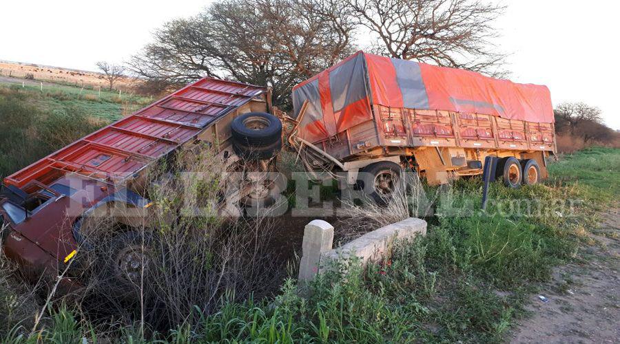 Camioacuten cargado con maiacutez cayoacute en una alcantarilla