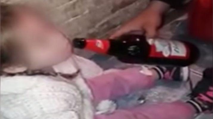 Difunden video de padres dndole drogas alcohol y tabaco a menor