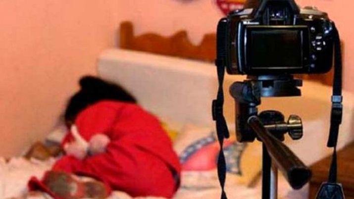 Filmaba peliacuteculas porno con su hija de 6 antildeos