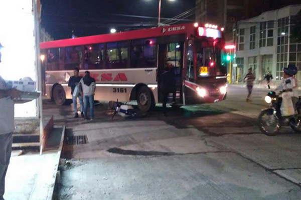 Motociclista se salvoacute de morir aplastado por un interno de la liacutenea 116