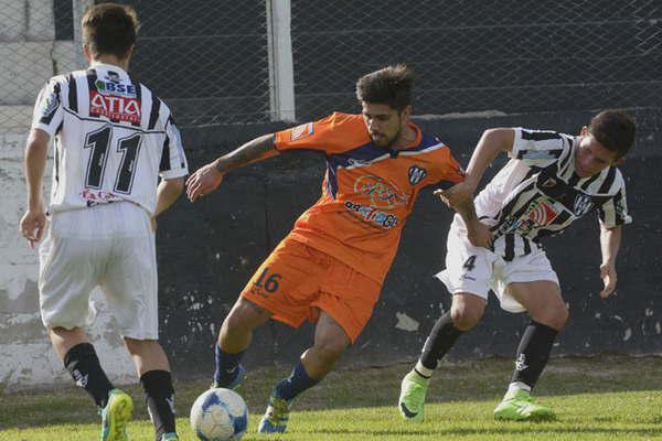 Vibrante empate en tres goles entre Central Coacuterdoba y Sarmiento