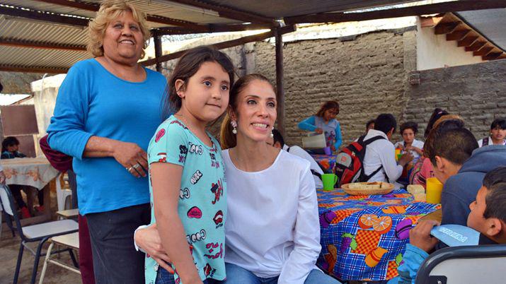Claudia de Zamora y una visita sorpresa al merendero Manos  Solidarias en el barrio Los Lagos