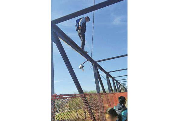 Peligrosas acrobacias sobre la pasarela ferroviaria en Antildeatuya 