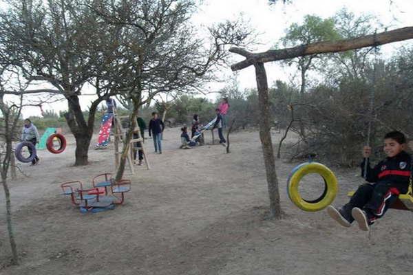 Esta comunidad tiene unos 9000 habitantes distribuidos en el interior 