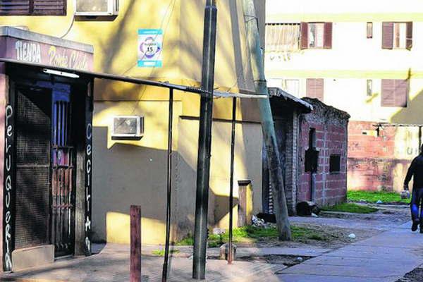 Un hombre se bajoacute de una moto y acribilloacute a un joven de cinco balazos 
