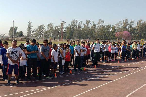 Chicos especiales participaron en un torneo de atletismo 