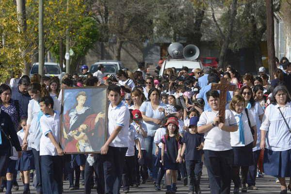Alumnos del Colegio Santa Dorotea honraron a su patrona