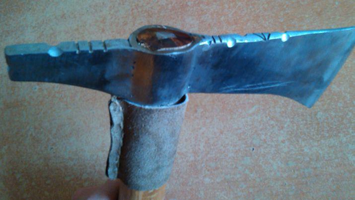 Se enfurecioacute porque tardaban en el semaacuteforo y les tiroacute con un hacha