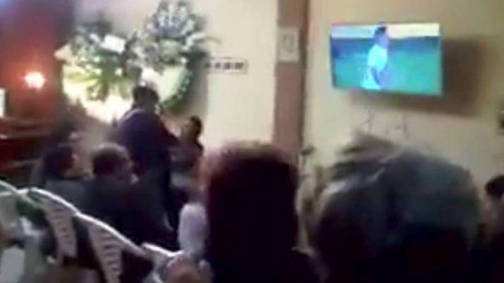 Video- en pleno velorio festejaron un gol de Peruacute