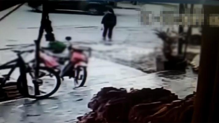 Video- quiso cruzar la calle y fue embestida por una camioneta