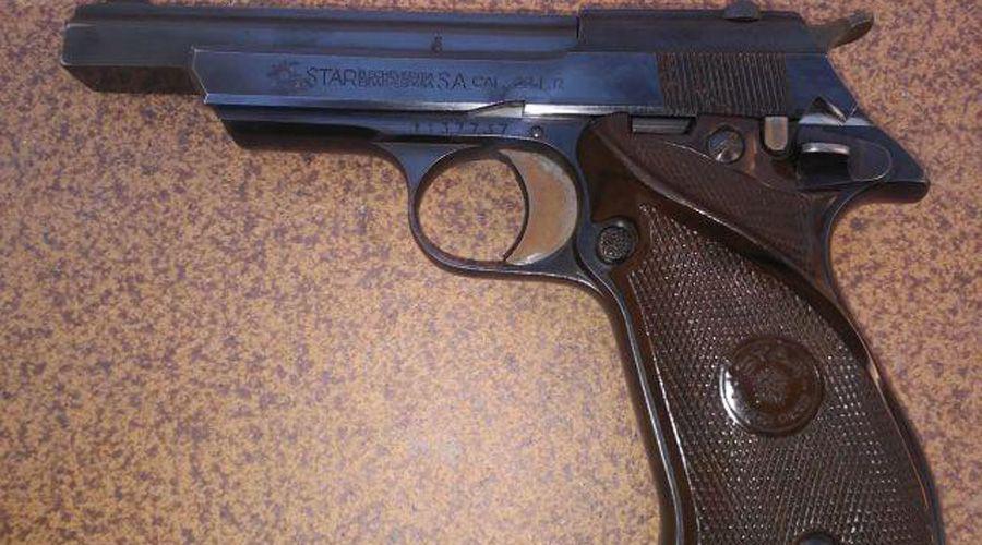 Jugaba con la pistola del abuelo y mató a su amigo