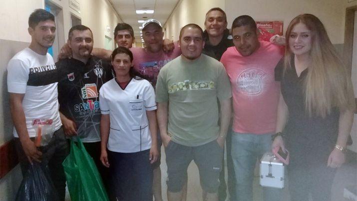 Hinchas solidarios llevaron regalos a los nintildeos del Cepsi