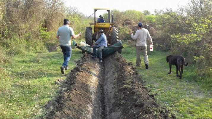 Excavan una zanja para colocar cantildeeriacuteas que trasporten agua para los pequentildeos productores