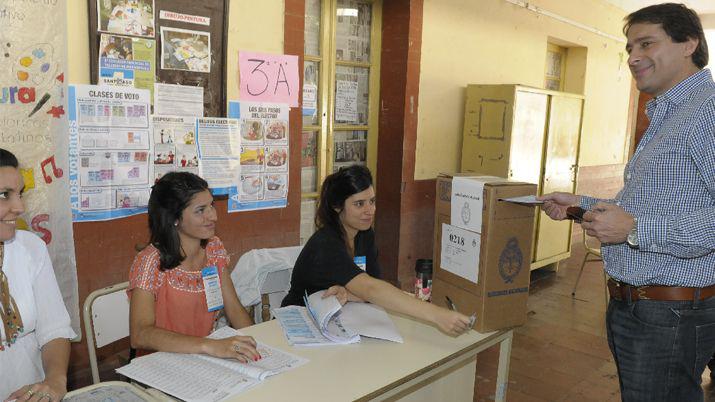 Cristian Oliva encabeza la lista de candidatos a diputados provinciales del Frente Ciacutevico