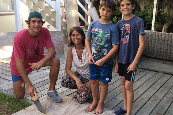 Familia argentina blinda su casa a la espera del paso del huracaacuten Irma en Key Biscayne