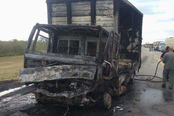 Los choferes del camioacuten quedaron visiblemente shockeados por el hecho