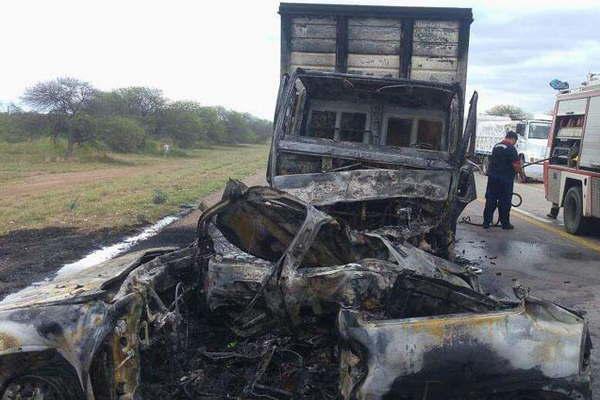 Choque frontal entre un auto y un camioacuten  se cobroacute la vida de cinco deportistas