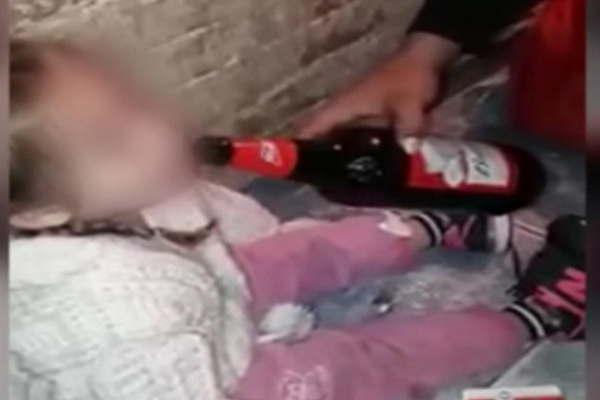 Indignante- le dan a su hija drogas alcohol y cigarrillos para poder reiacuterse