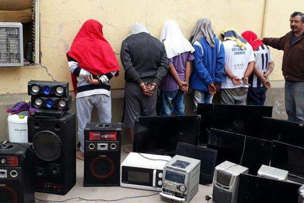 Allanamientos y 7 detenidos por golpes contra numerosos vecinos de la Capital