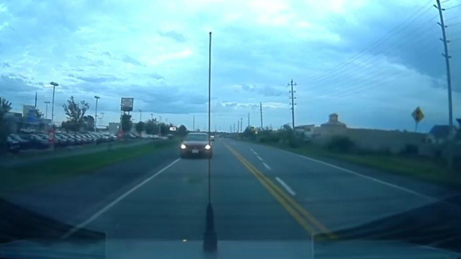 La increiacuteble maniobra de un vehiacuteculo antes de chocar contra un semaacuteforo