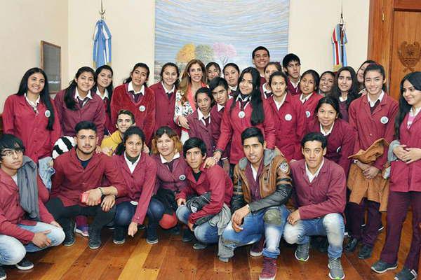 La gobernadora recibioacute a alumnos y docentes del interior 