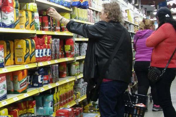 Supermercados inundan de ofertas  y promociones las goacutendolas locales