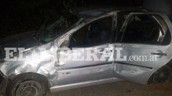 Casares- un auto volcoacute y una familia se salvoacute de milagro