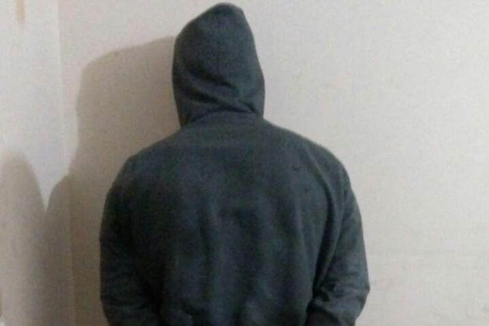 Con un cuchillo le robaron el celular mientras esperaba a su novia
