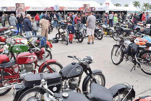 Espectacular Rally de Motos Antiguas por las rutas santiaguentildeas