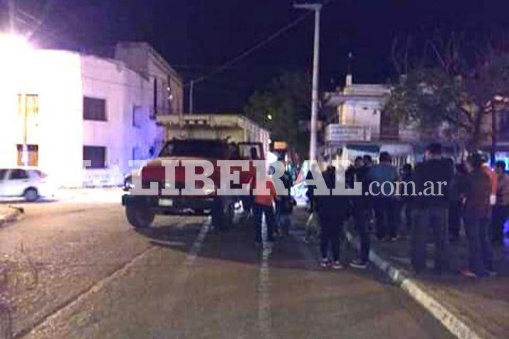 De milagro no fue una tragedia Un menor que conducía una moto derrapó y cayó debajo del pesado rodado