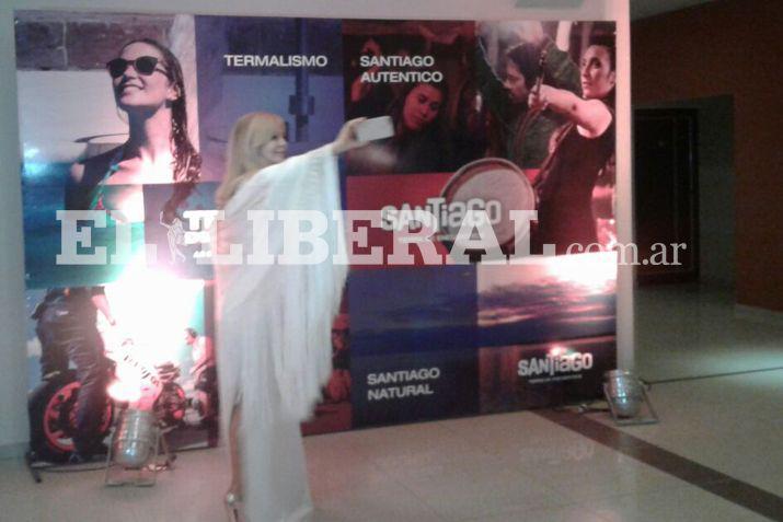 La selfie de Graciela Alfano en una gigantografía que promociona Santiago del Estero